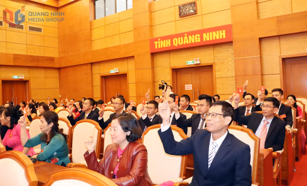 Các đại biểu dự đại hội biểu quyết thông qua Nghị quyết Đại hội.