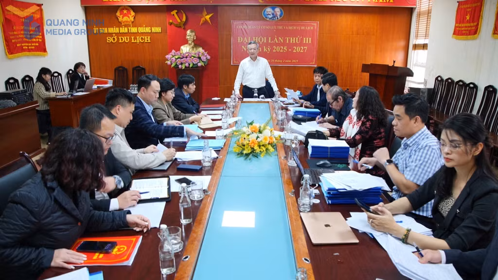 Đồng chí Ninh Văn Thương, Phó Giám đốc Sở Văn hóa, Thể thao và Du lịch Quảng Ninh chủ trì hội đồng cấp tỉnh xét tặng các danh hiệu “Nghệ nhân nhân dân”, “Nghệ nhân ưu tú”.