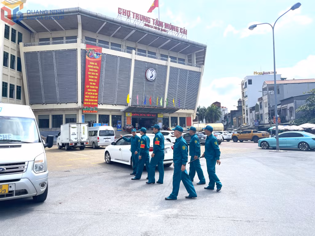 Lực lượng tự vệ Ban Quản lý Chợ Móng Cái thực hiện nhiệm vụ tuần tra bảo vệ an ninh, an toàn cho hoạt động kinh doanh trong các chợ.