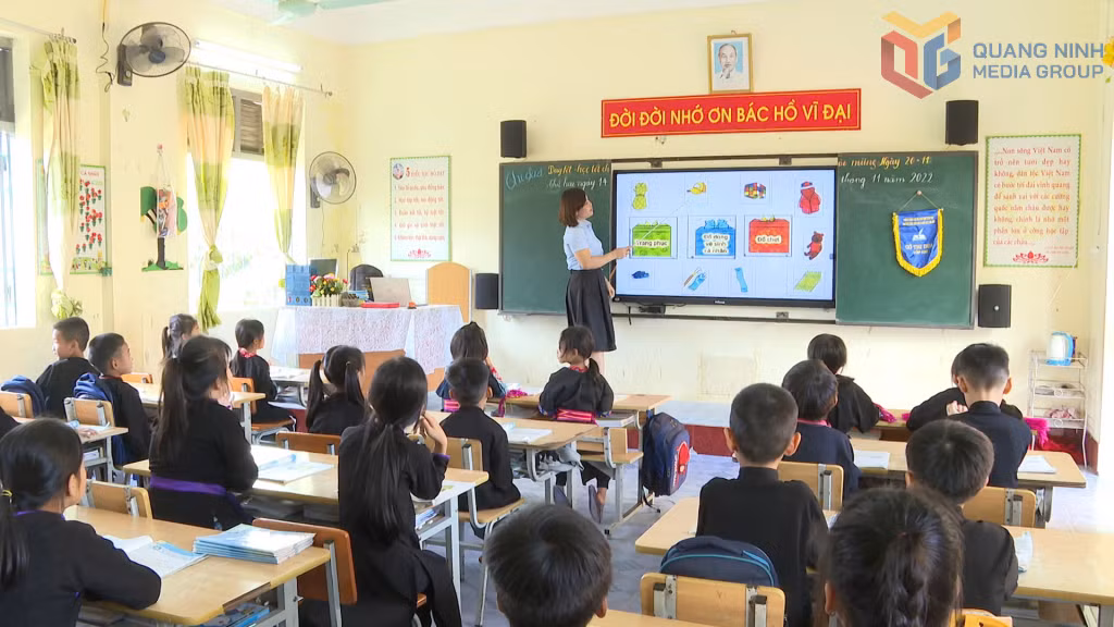 Ứng dụng công nghệ thông tin trong việc giảng dạy cho học sinh vùng đồng bào dân tộc thiểu số của huyện.