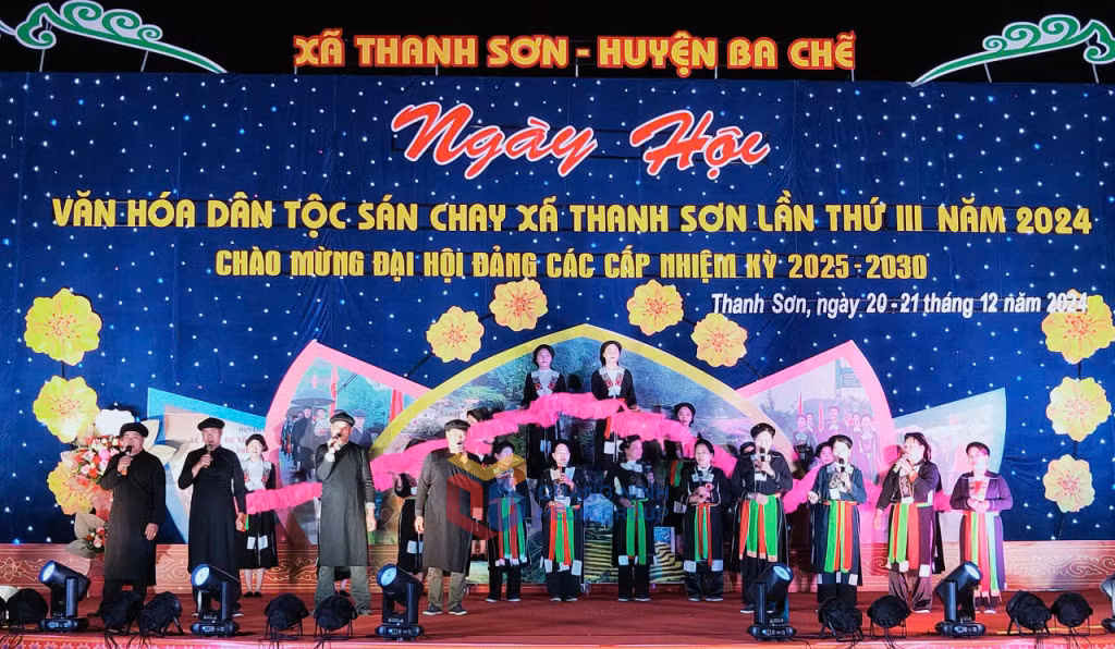 Tiết mục nghệ thuật do người dân địa phương biểu diễn tại Ngày hội Văn hóa dân tộc Sán Chay xã Thanh Sơn.