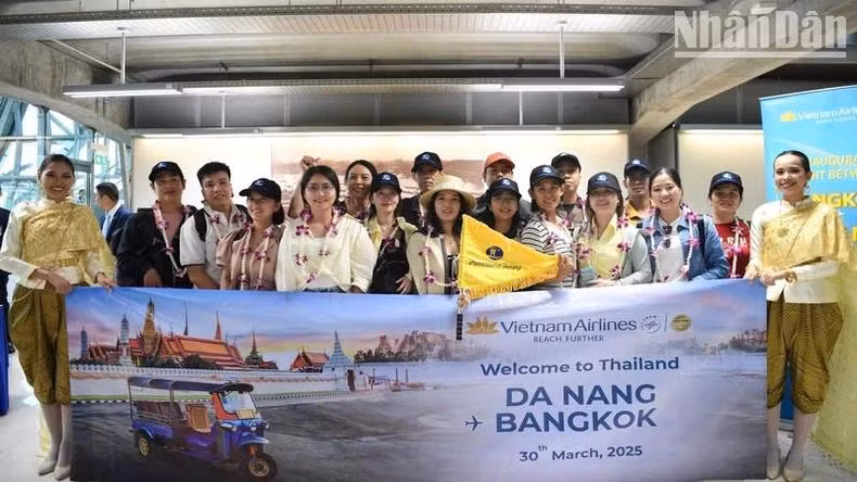 Đón đoàn khách từ Đà Nẵng tới sân bay Suvarnabhumi, Bangkok.