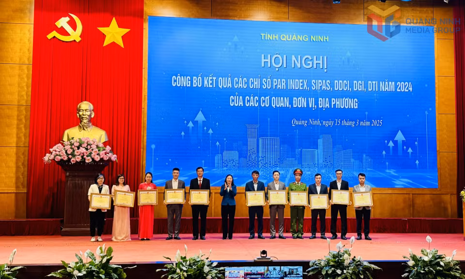 Đồng chí Vi Ngọc Bích, Phó Chủ tịch Thường trực HĐND tỉnh, tặng Bằng khen của UBND tỉnh cho cá nhân có thành tích xuất sắc.