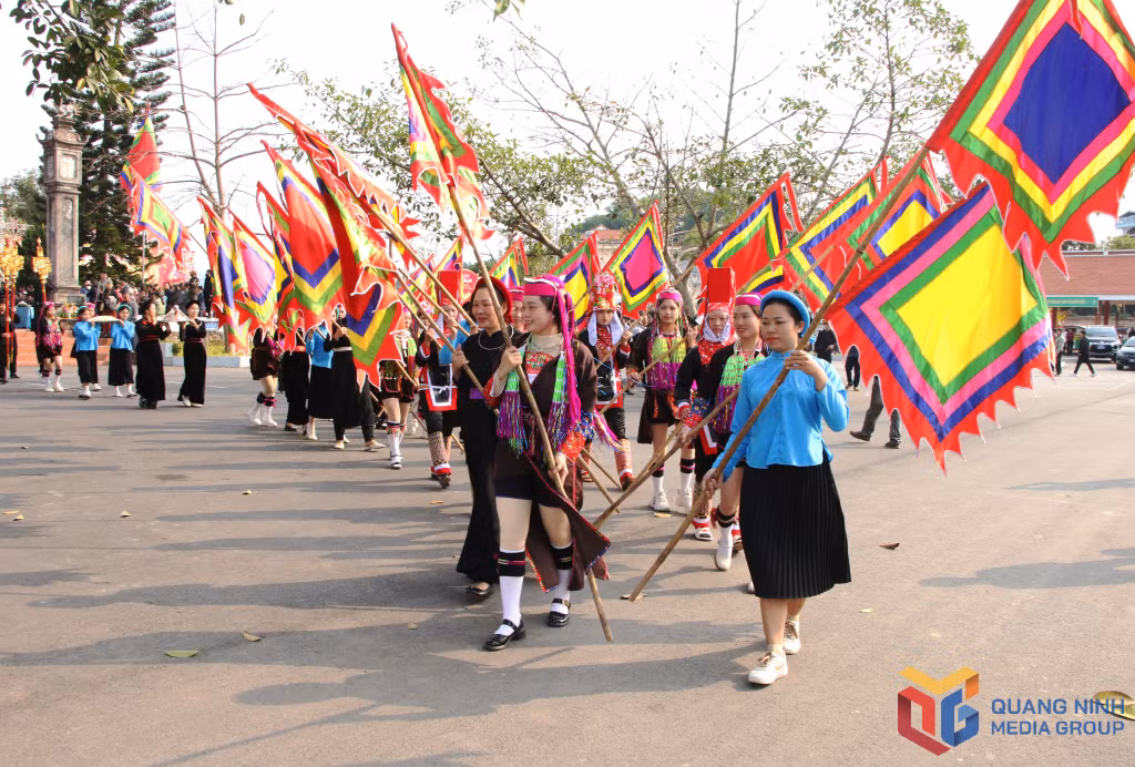 Người dân tham gia nghi lễ rước sắc phong truyền thống trong Lễ hội đình Lục Nà (huyện Bình Liêu) năm 2025.