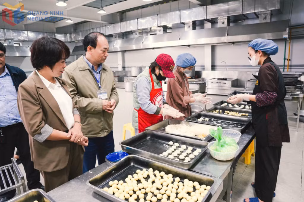 Đoàn công tác Chi cục ATVSTP kiểm tra, giám sát công tác bảo đảm ATTP tại các đền, chùa dịp Lễ hội Xuân 2025. Ảnh: Đơn vị cung cấp