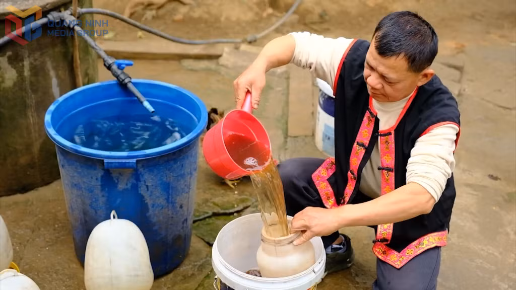 Anh Hoàng Văn Hưng chuẩn bị nước dược liệu cho gà uống.