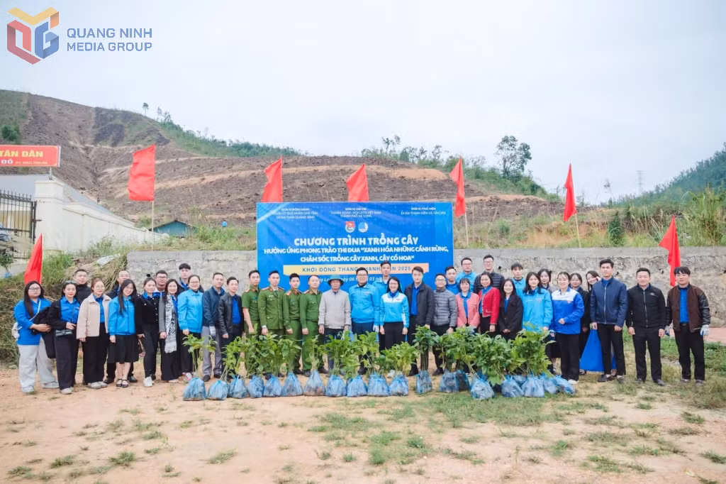 Thành đoàn Hạ Long phối hợp cùng với các đơn vị tổ chức trồng 3.000 cây dổi tại thôn Đất Đỏ, xã Tân Dân (TP Hạ Long).