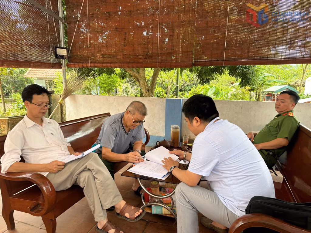 Ủy ban MTTQ xã Sơn Dương và các đơn vị chức năng vận động nhân dân bàn giao mặt bằng. (Ảnh cơ sở cung cấp)