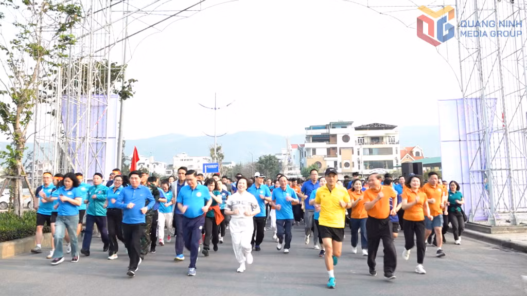 Các đại biểu và nhân dân TP Cẩm Phả hưởng ứng Ngày chạy Olympic vì sức khỏe toàn dân.