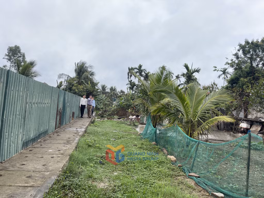 Lãnh đạo phường Yên Hải (TX Quảng Yên) kiểm tra hiện trạng tuyến đường đất liên khu 1 và 2.