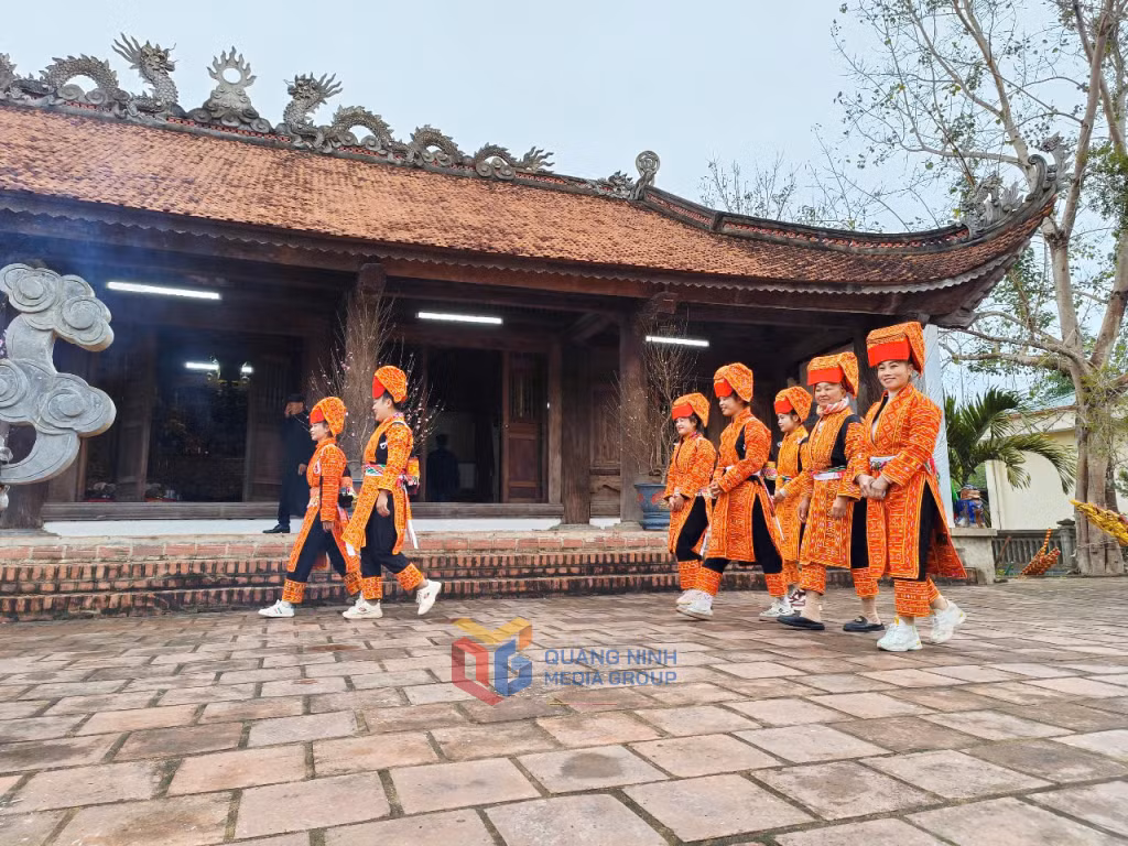 Những cô gái Dao Lô Gang náo nức trảy hội đình làng Dạ đầu xuân mới.