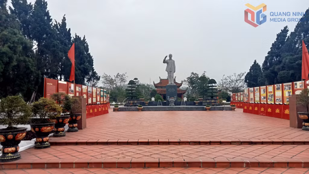 Quảng trường Di tích quốc gia đặc biệt Khu lưu niệm Chủ tịch Hồ Chí Minh trên đảo Cô Tô