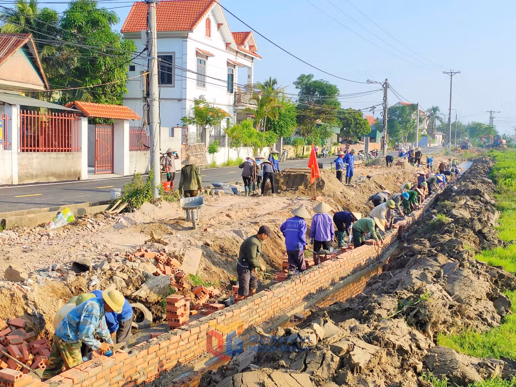 Chi bộ khu phố Bình Lục Hạ, phường Hồng Phong (TP Đông Triều) vận động nhân dân làm cải tạo, nâng cấp hệ thống đường sản xuất.