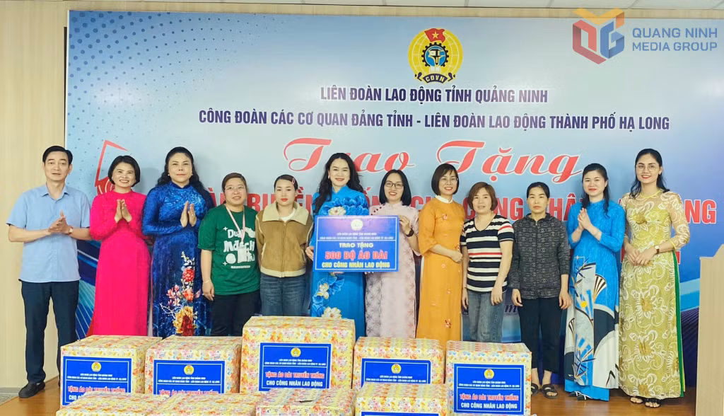 Lãnh đạo LĐLĐ tỉnh, Công đoàn Các cơ quan Đảng tỉnh, LĐLĐ TP Hạ Long trao tặng 500 áo dài cho CNLĐ Công ty TNHH Dệt may Weitai Hạ Long, tháng 3/2025.