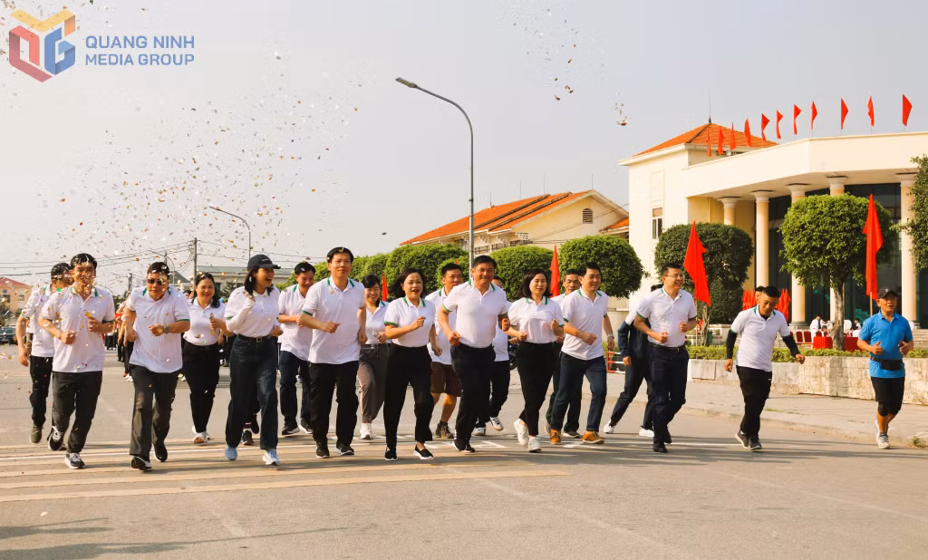 Các đại biểu và nhân dân tham gia Ngày chạy Olympic.