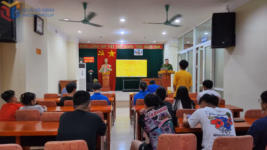 Công an phường Bãi Cháy (TP Hạ Long) tuyên truyền cho thanh thiếu niên trên địa bàn khu phố 2 về phòng ngừa tội phạm, tệ nạn ma túy trên không gian mạng , tháng 6/2024.