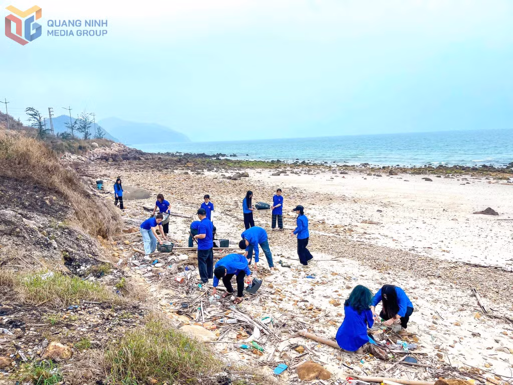 Đoàn Thanh niên xã Minh Châu thu gom rác thải trên biển.