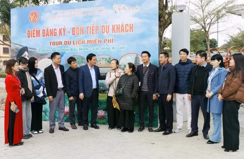 Phó Chủ tịch Ủy ban nhân dân tỉnh Bắc Ninh Lê Xuân Lợi (đứng thứ 6 từ trái sang) thăm hỏi du khách trong ngày khai trương tour du lịch miễn phí.