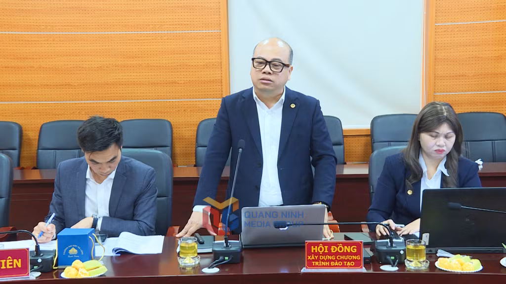 PGS.TS Vũ Văn Viện, Trưởng Khoa Du lịch, Trường Đại học Hạ Long, trình bày Đề án mở mã ngành Du lịch (Du lịch và Dịch vụ Hàng không).