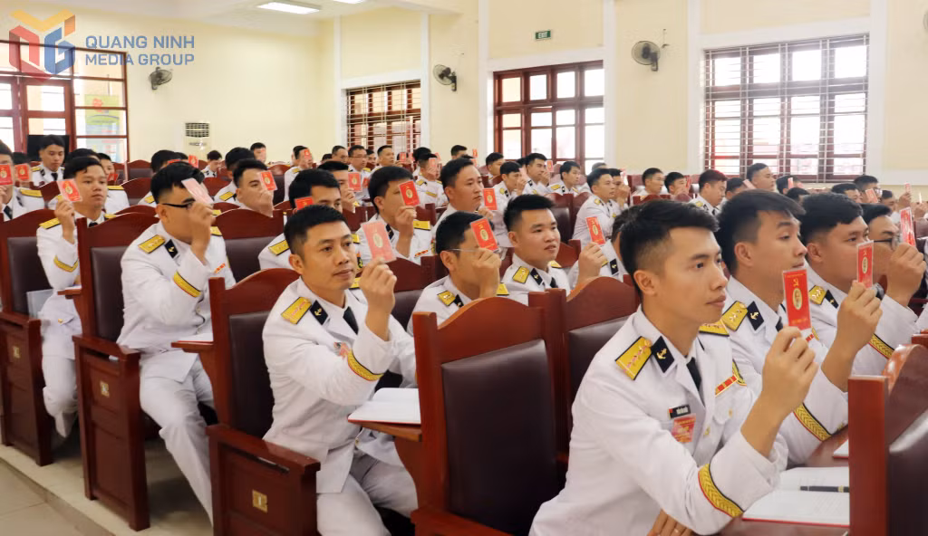 Các đại biểu biểu quyết thông qua Nghị quyết đại hội.