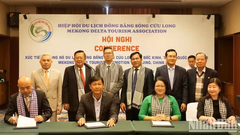 Lễ ký Biên bản ghi nhớ về hợp tác phát triển du lịch giữa các tỉnh đồng bằng sông Cửu Long với công ty du lịch của Trung Quốc.