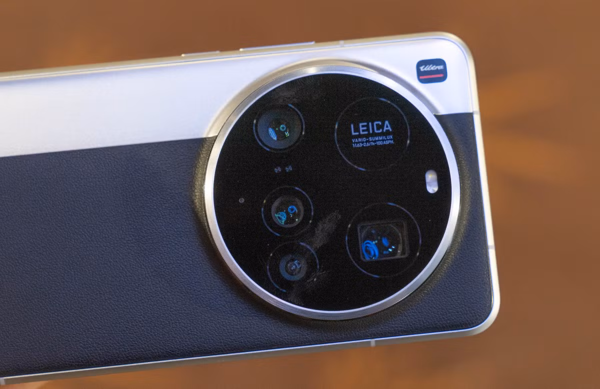 15 Ultra vẫn là mẫu smartphone có phần cứng camera tốt nhất hiện nay. Nổi bật là camera tiềm vọng với cảm biến 200 megapixel lớn nhất hiện nay, chống rung quang học OIS và zoom quang 4,3x. Khả năng chụp tele trong điều kiện thiếu sáng của máy tốt hơn các đối thủ, Xiaomi là hãng đầu tiên cải tiến khả năng chụp thiếu sáng cho ống tele trên smartphone. Các camera còn lại tương tự thế hệ trước cùng độ phân giải 50 chấm. Với bộ phụ kiện Photography Kit, người dùng có thể gắn thêm các loại filter khác nhau, phù hợp cho nhiều điều kiện chụp.