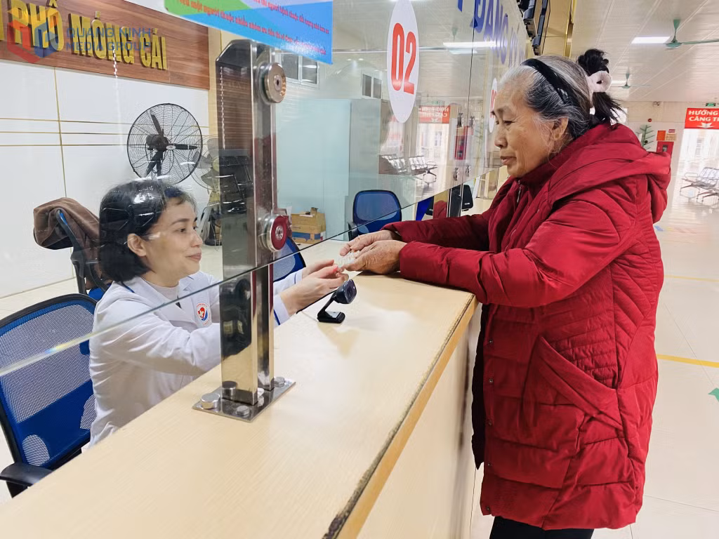 Người dân sử dụng căn cước thay cho BHYT giấy tại Trung tâm Y tế TP Móng Cái.