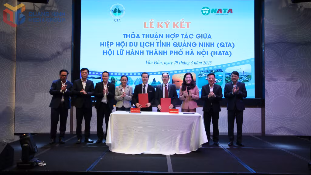 Hiệp hội Du lịch tỉnh Quảng Ninh ký kết thỏa thuận hợp tác với Hội lữ hành thành phố Hà Nội trong khuôn khổ hội nghị.