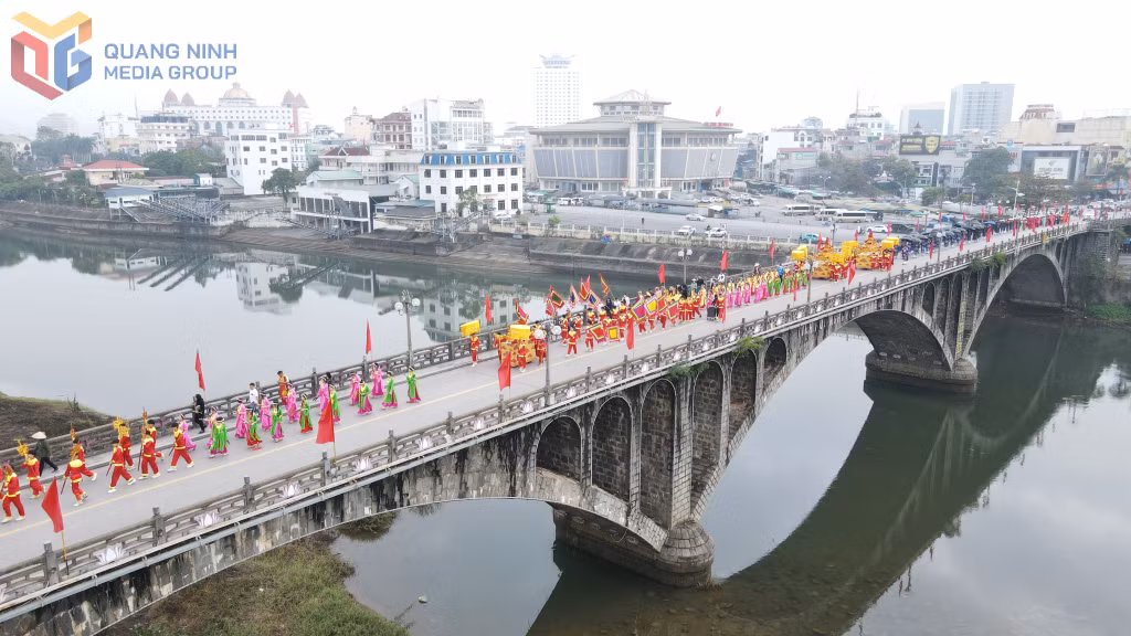 Rước thần vi hành trong lễ hội đền Xã Tắc xuân Ất Tỵ năm 2025.