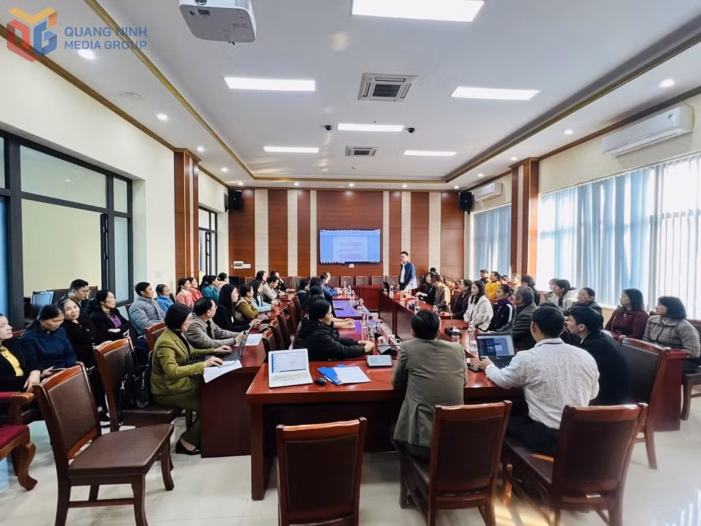 HND huyện Cô Tô tổ chức tập huấn cho hội viên về chuyển đổi số.