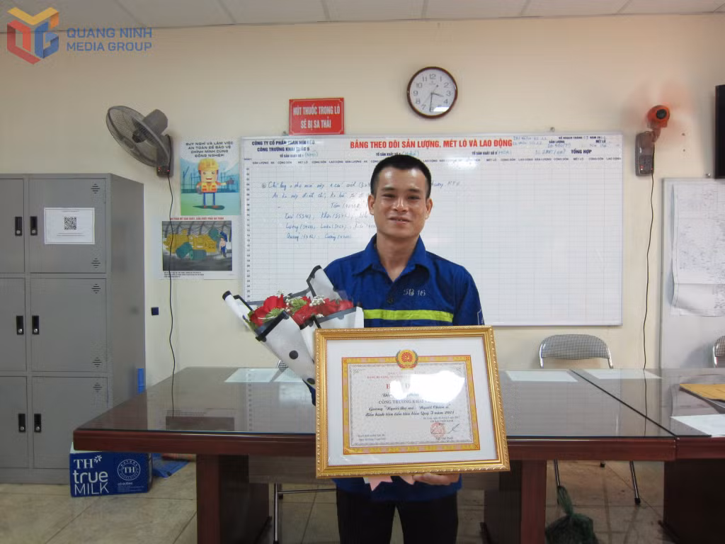 Anh Phùn A Nhì, thợ lò Công trường khai thác 5, Công ty CP Than Núi Béo vinh dự 8 lần nhận danh hiệu 