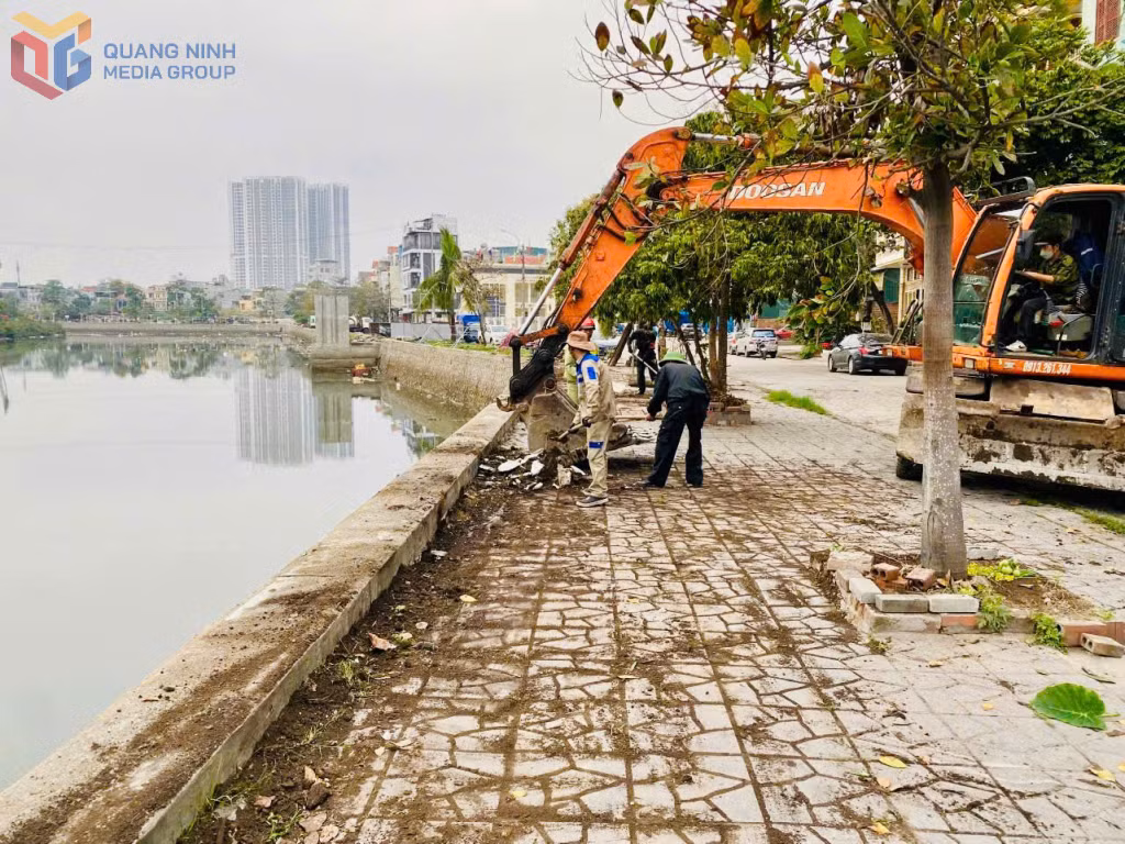 Các lực lượng chức năng phường Cao Xanh ra quân dọn vệ sinh môi trường tại các tuyến đường, tuyến phố trên địa bàn.