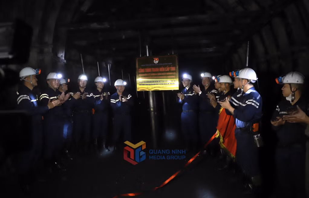 Gắn biển công trình thanh niên “Chuyển diện và đưa vào khai thác lò chợ CGH 7-7 Khu 1 vỉa 7” cấp Tỉnh Đoàn Quảng Ninh.