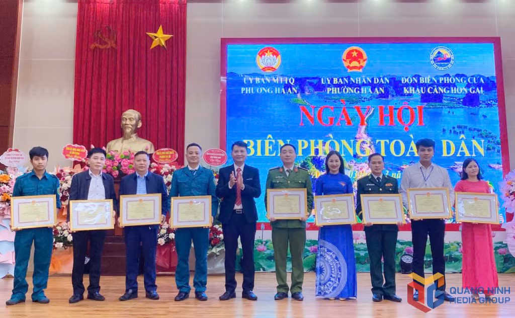 Lãnh đạo phường Hà An (TX Quảng Yên) trao tặng giấy khen cho các tập thể, cá nhân có thành tích cao trong 10 năm thực hiện Chỉ thị số 01. 