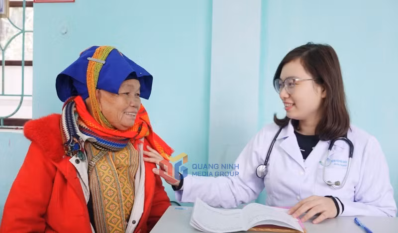 Bác sỹ Bệnh viện Bãi Cháy khám sức khoẻ, phát thuốc miễn phí cho người dânxã Kỳ Thượng, thành phố Hạ Long. Ảnh: Ngọc Khôi