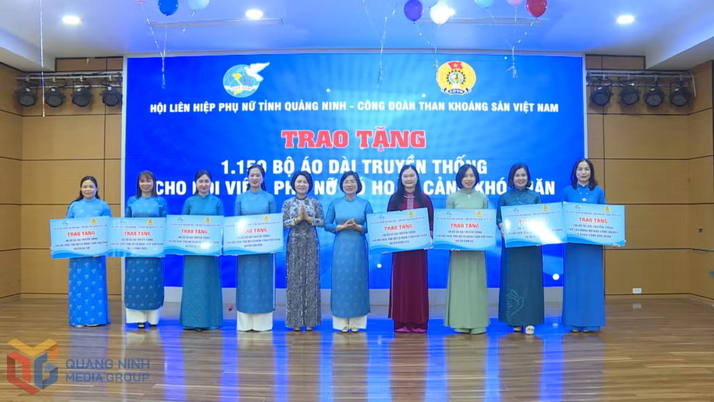 BTV Hội LHPN tỉnh trao tặng áo dài cho đại diện các chi hội có hội viên có hoàn cảnh khó khăn trên địa bàn tỉnh.