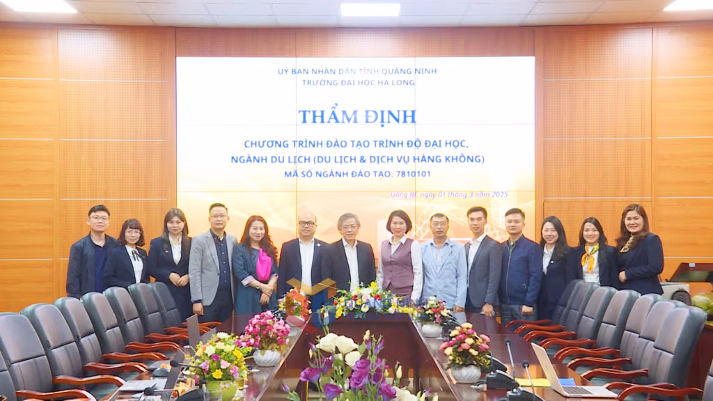 Hội đồng thẩm định chụp ảnh lưu niệm với Hội đồng xây dựng chương trình đào tạo ngành Du lịch (Du lịch và Dịch vụ Hàng không), Trường Đại học Hạ Long.