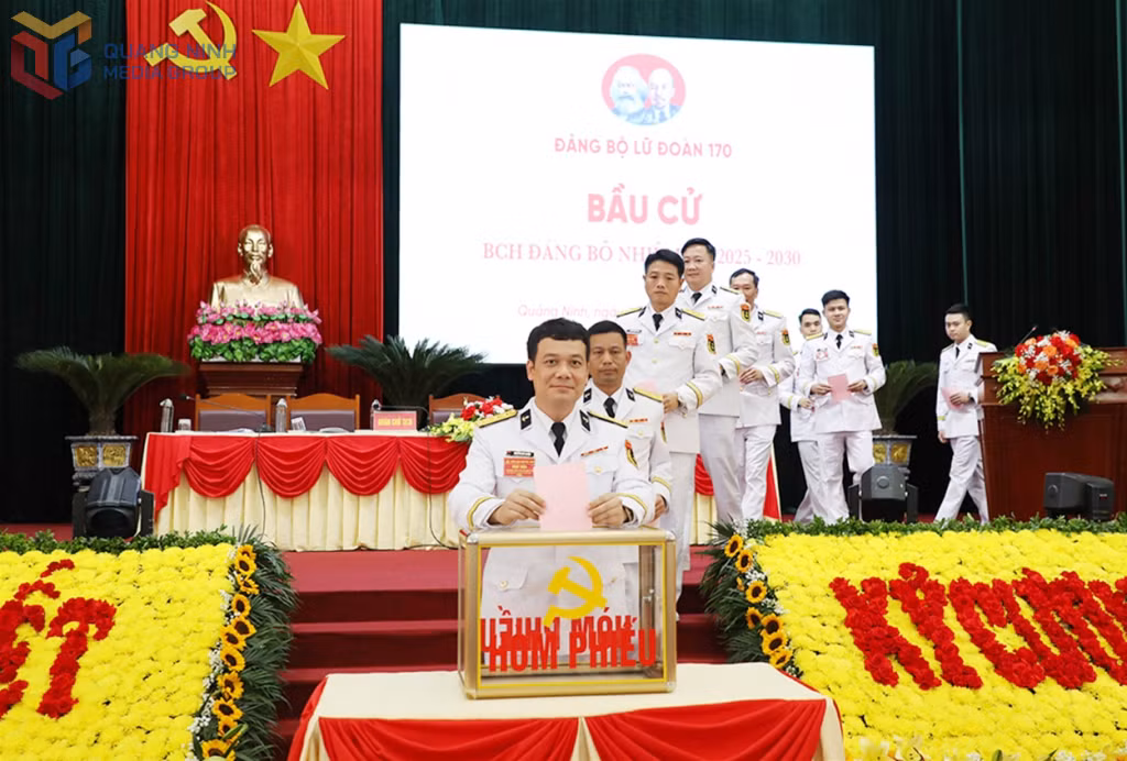 Các đại biểu bỏ phiếu bầu BCH Đại hội Đảng bộ Lữ đoàn 170 nhiệm kỳ 2025-2030.