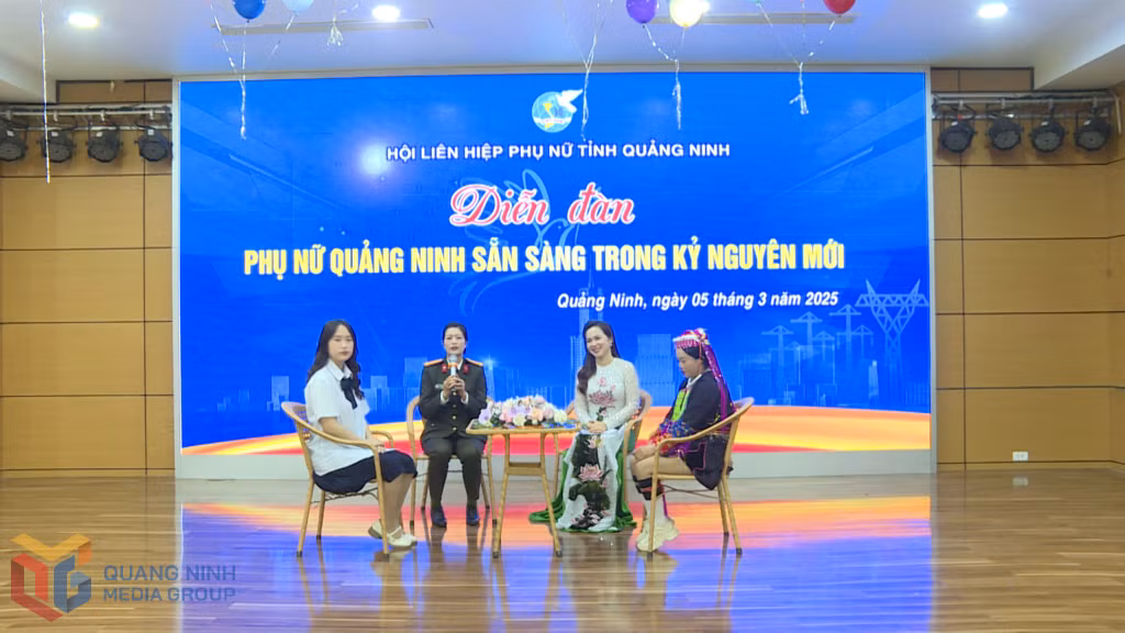 Các đại biểu tham gia giao lưu tại diễn đàn.