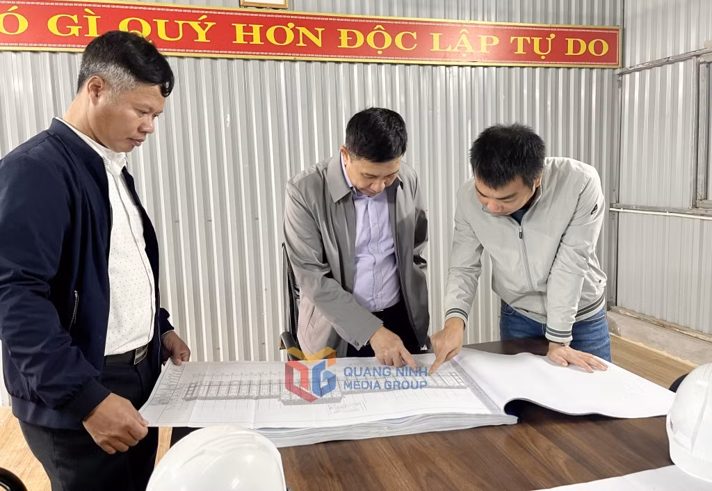 Ban Quản lý dự án đầu tư xây dựng TX Quảng Yên phối hợp với nhà thầu đẩy nhanh tiến độ thi công dự án Trường THPT Bạch Đằng.