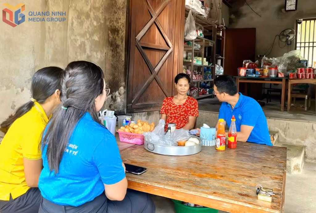 Cán bộ, nhân viên BHXH tuyên truyền chính sách BHXH tự nguyện và BHYT hộ gia đình đến với người dân huyện Ba Chẽ.