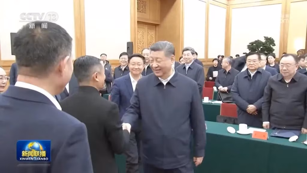 Tổng Bí thư, Chủ tịch nước Trung Quốc Tập Cận Bình bắt tay Jack Ma trong cuộc họp chuyên đề tháng 2. Ảnh: CCTV