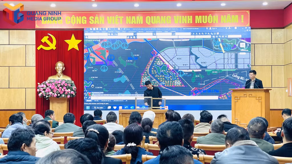 Các cá nhân, tổ chức tại TP Cẩm Phả thực hiện bốc thăm vị trí nuôi hàu, nuôi cá trên vùng biển thành phố.
