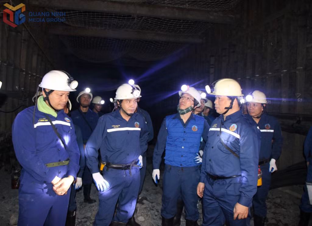 Phó Tổng Giám đốc Tập đoàn Nguyễn Văn Tuân (ngoài cùng bên phải) kiểm tra công tác an toàn tại Công ty Than Quang Hanh.