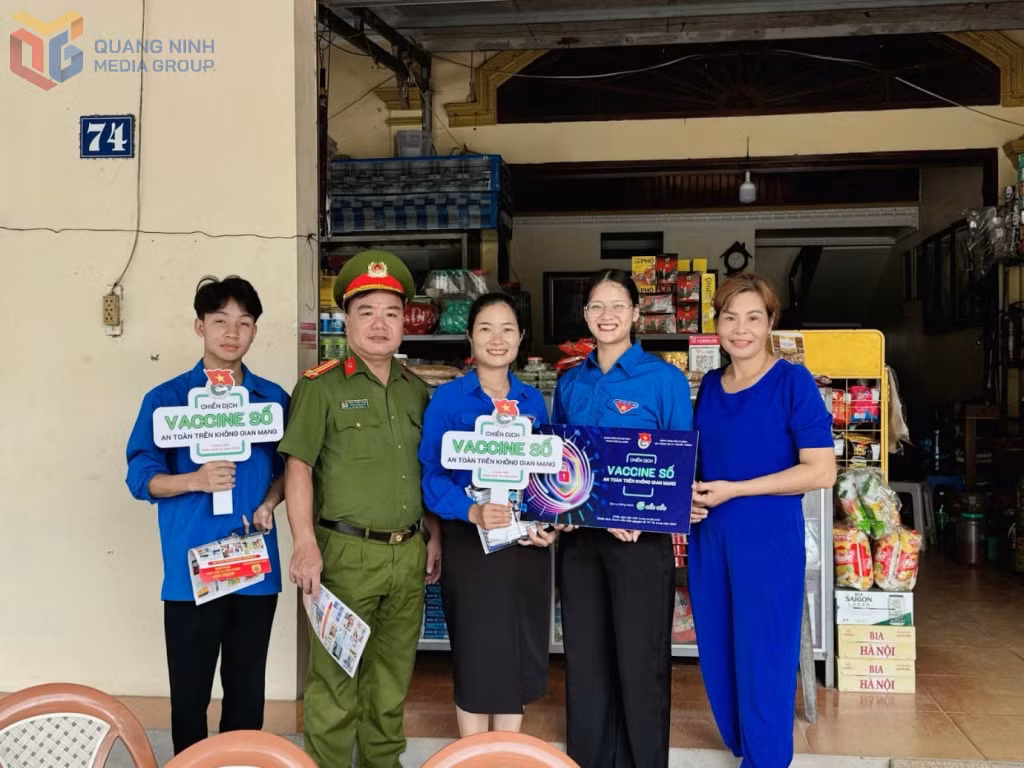 Đoàn Thanh niên Hạ Long cùng với các Tổ công nghệ số ra quân chiến dịch Vaccine số, hướng dẫn người dân về an toàn trên không gian mạng.