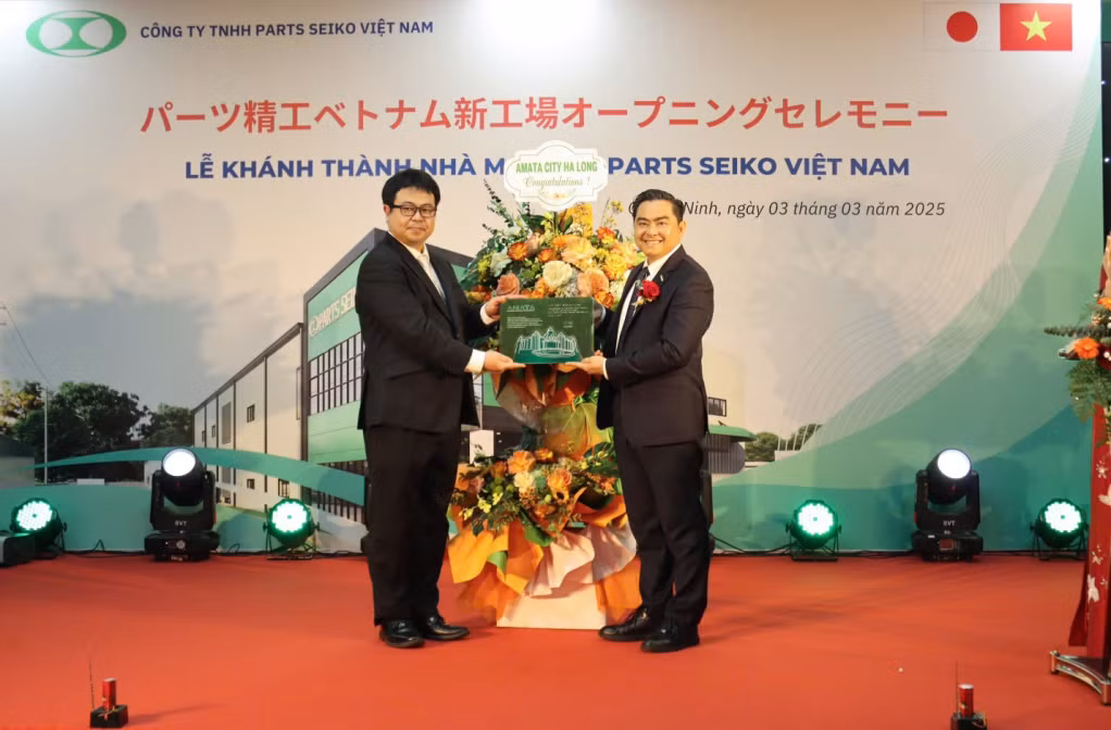 Ông Nguyễn Văn Nhân, Tổng Giám đốc Amata City Hạ Long (bên phải) tặng kỷ niệm chương và chúc mừng doanh nghiệp.