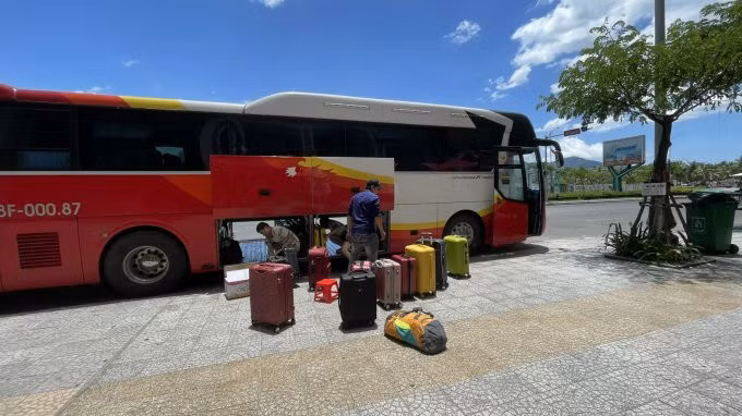 Một đoàn khách di chuyển bằng xe khách tới Đà Nẵng năm 2024. Ảnh: NVCC