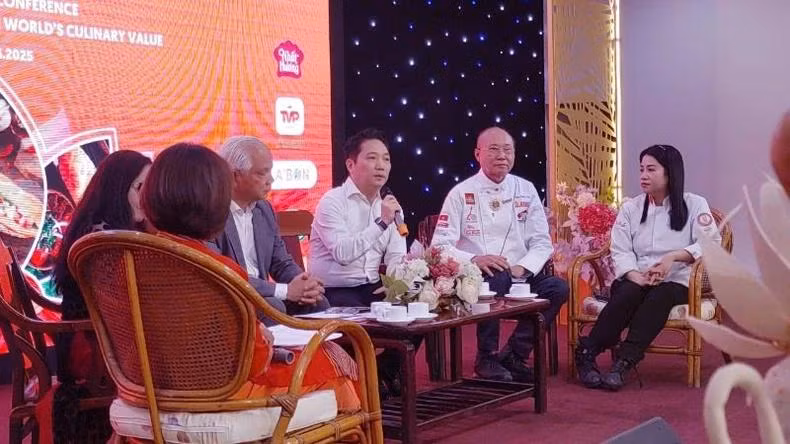 Các diễn giả thảo luận về đẩy mạnh truyền thông, quảng bá bánh mì đến đông đảo du khách.