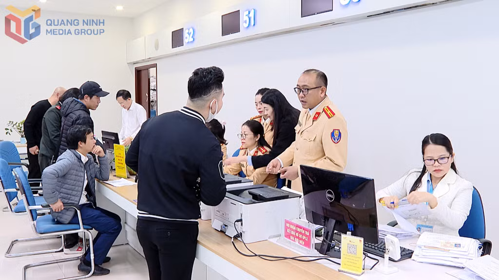 Ngày đầu thực hiện nhiệm vụ quản lý nhà nước về sát hạch, cấp đổi GPLX, Phòng CSGT (Công an tỉnh) đã tiếp nhận, xử lý gần 100 hồ sơ cấp đổi GPLX trực tiếp tại Trung tâm phục vụ hành chính công Tỉnh.