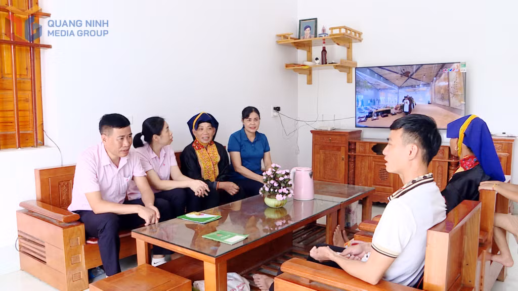 Từ nguồn vốn tín dụng chính sách, gia đình anh Linh A Tài (thôn Khe Mằn, xã Đồn Đạc, huyện Ba Chẽ) đã thoát nghèo, nhà cửa xây mới khang trang.